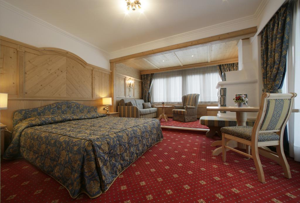 Alpen Hotel Corona Vigo di Fassa Værelse billede