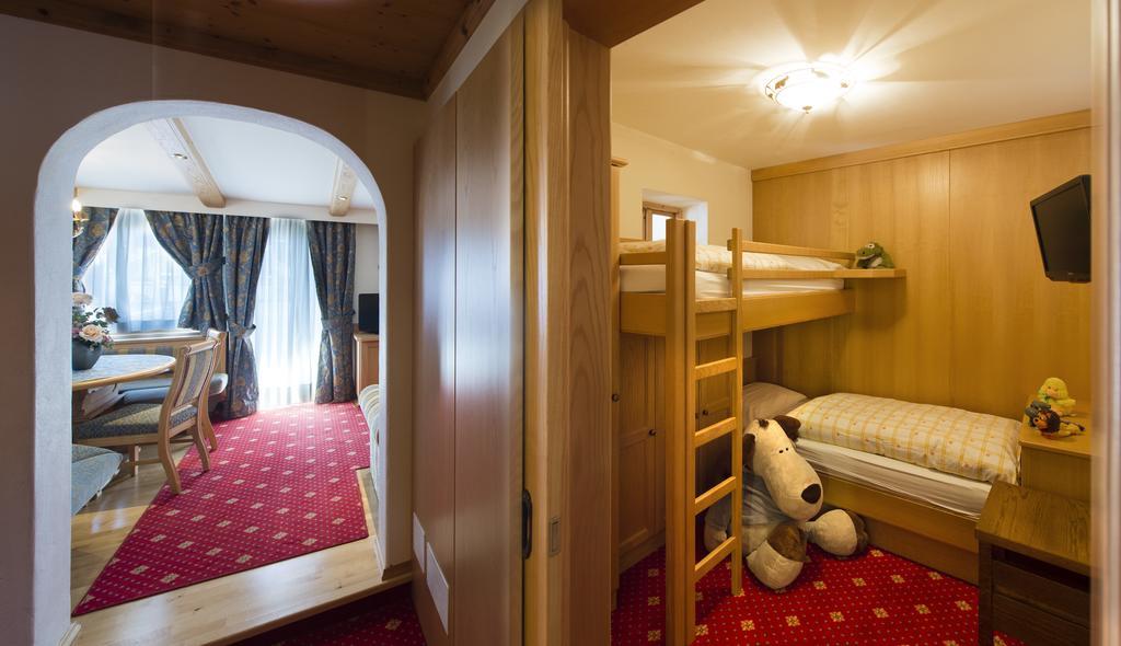 Alpen Hotel Corona Vigo di Fassa Værelse billede